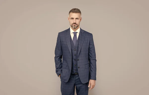 Kendi stili. Takım elbiseli başarılı bir adam. Girişimci ya da yönetici. Erkek resmi moda. Profesyonel traşsız CEO. Kendinden emin, boz saçlı patron. Yetişkin bir iş adamı. iş başarısı