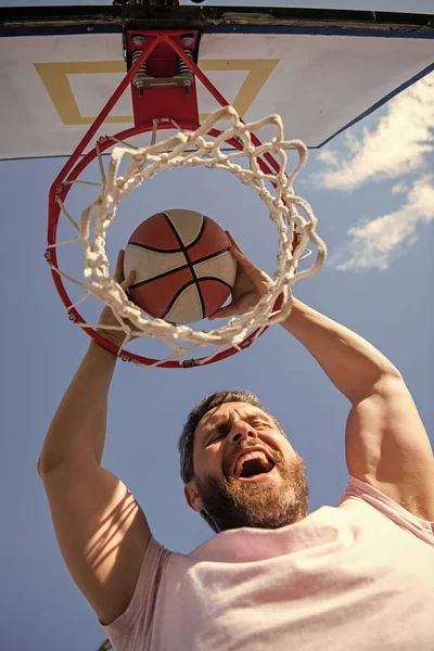 Framgångsrik Man Spelare Kasta Basket Genom Korg Framgång — Stockfoto