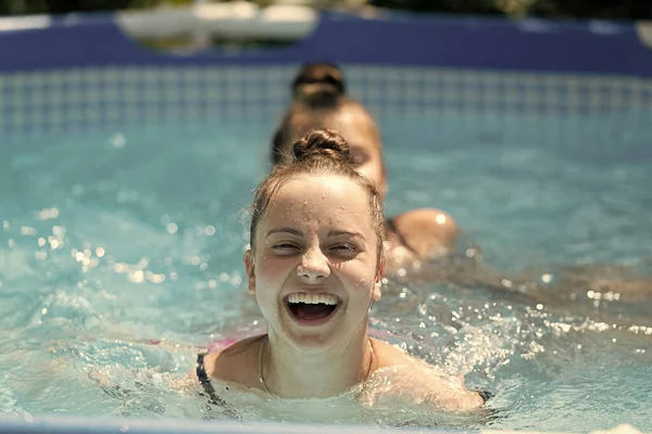 幸せな子供たちは夏の晴れた日にプールで泳ぐ — ストック写真
