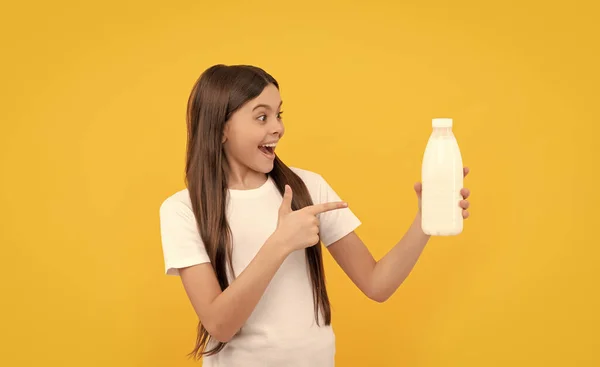 Verbaasd Kind Wijzen Vinger Zuivel Drank Product Tienermeisje Gaat Melk — Stockfoto