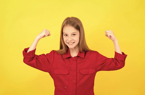 Sarı Arka Planda Sevimli Yüzlü Mutlu Genç Kız — Stok fotoğraf
