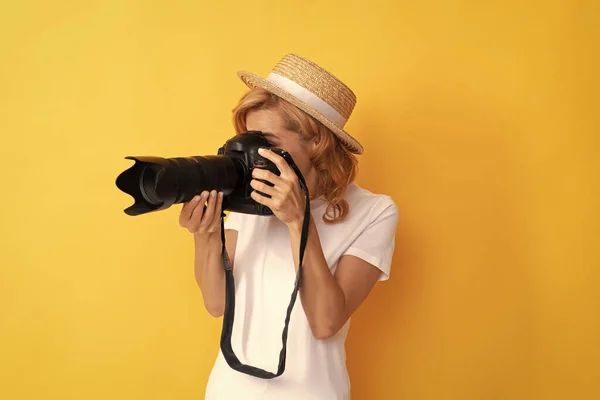 Professionele Vrouw Fotograaf Met Camera Stro Hoed Maken Van Foto — Stockfoto