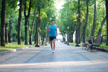 Spor giysileriyle koşan atletik bir adam. uzaklık çalışıyor.