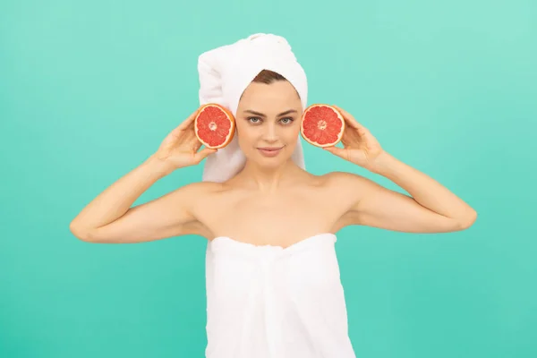 Positieve Jonge Vrouw Handdoek Met Gezonde Huid Houden Grapefruit Blauwe — Stockfoto