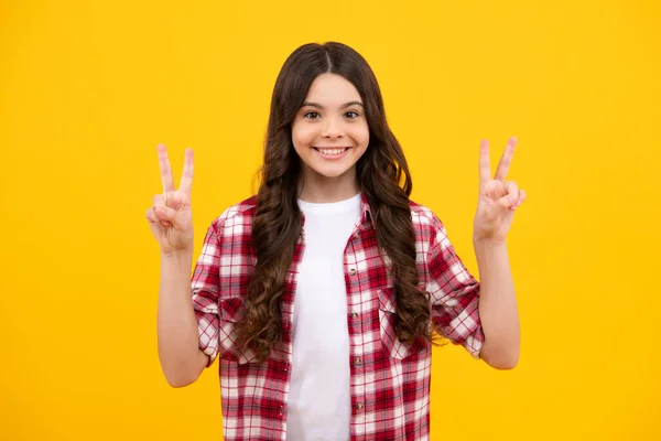Забавна Дівчинка Підліток Показує Спокійний Холодний Знак Ізольовано Жовтому Тлі — стокове фото