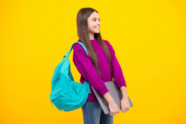 Okula Dönelim Liseli Kız Dizüstü Bilgisayar Tutuyor Zole Edilmiş Sarı — Stok fotoğraf