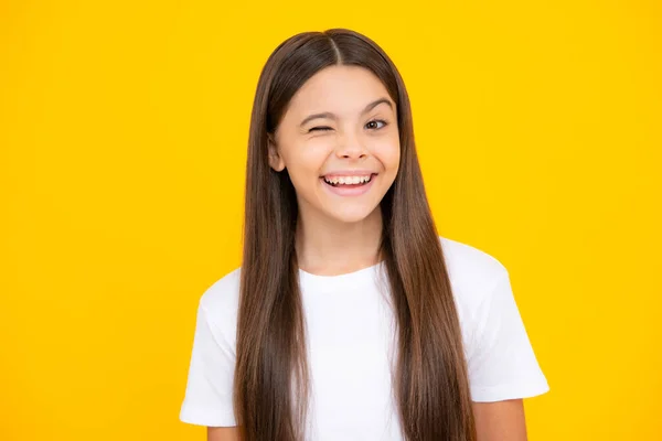 Grappig Gezicht Tiener Meisje Sluit Een Oog Knipoogt Glimlacht Menselijke — Stockfoto
