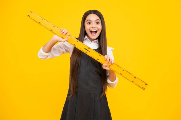 Nastolatka Uczy Się Matematyki Lub Geometrii Mierzy Rozmiar Władca Matematyki — Zdjęcie stockowe