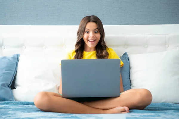 Boldog Tini Lány Otthon Laptoppal Ágyában Gyermek Böngészés Internet Számítógépen — Stock Fotó