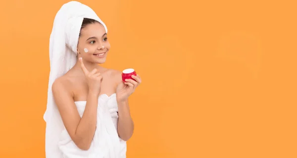 Positief Tiener Meisje Douche Handdoek Van Toepassing Gezichtscrème — Stockfoto