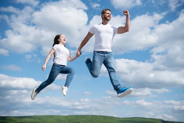 Mutlu baba ve kız gökyüzüne atlıyor. dostluk.