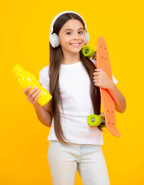 Tonårstjej Med Skateboard Över Studio Bakgrund Cool Modern Tonåring Snygga — Stockfoto