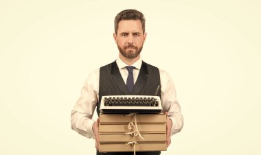 ciddi yönetici beyaz ve yönetim üzerine izole dizinler yığını üzerinde vintage daktilo tutun.