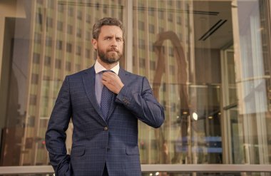 bearded mature business man in formalwear outdoor, employee.