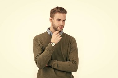 Şık saçlı yakışıklı bir adam kol saati takıyor, beyaz, erkek modasına uygun..