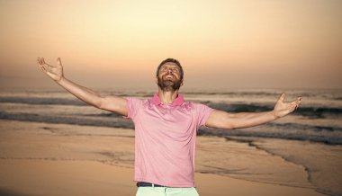 Denizin ötesindeki mutlu adam sabah özgürlüğünü hisset yaz plajı, tatil.