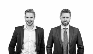 Kendine güvenen iki iş adamı resmi takım elbiseli iş ortaklarıdır. Beyazların izole ettiği iş ortaklarıdır..