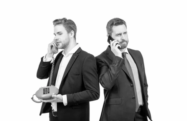 Kto Dzwoni Biznesmeni Dostali Wezwanie Biznesmeni Rozmawiają Przez Telefon Komórkowy — Zdjęcie stockowe