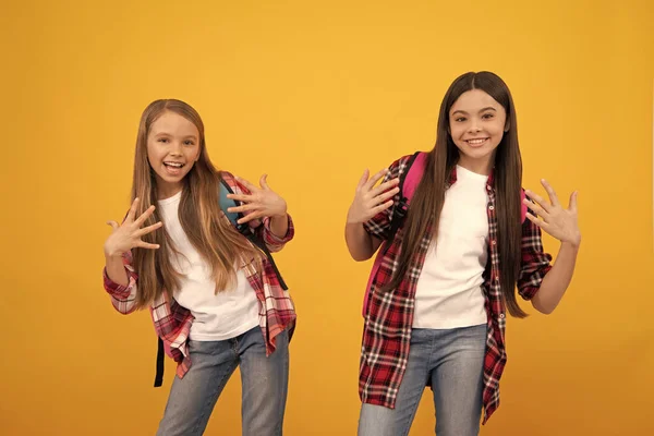 Kinder Mit Schulranzen Coole Teen Girls Tragen Rucksack Zurück Zur — Stockfoto