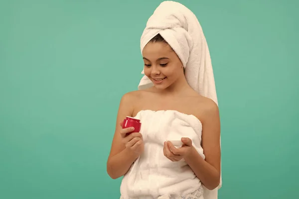 Criança Feliz Torre Banho Segurar Creme Facial Beleza — Fotografia de Stock