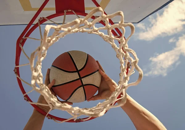 Basketbolcunun Elleri Topu Potaya Atıyor Başarı — Stok fotoğraf