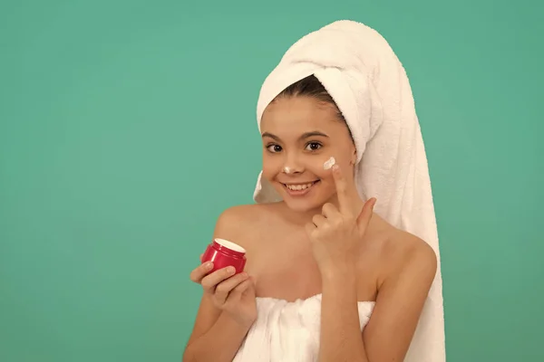 Divertente Bambino Nella Torre Del Bagno Applicando Crema Viso Pelle — Foto Stock