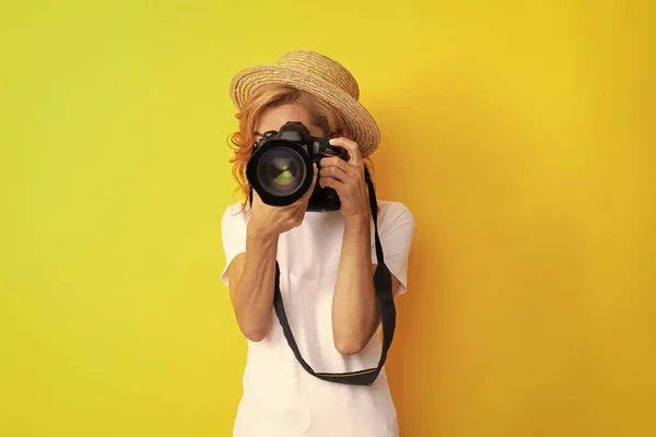 Vrouw Fotograaf Met Camera Stro Hoed Maken Foto Lens — Stockfoto