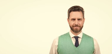 Resmi iş adamı beyazdan soyutlanmış. Kendine güvenen ve bıyıklı yakışıklı bir adam. Erkek modası. Erkek güzelliği. Boz adam portresi. kopyalama alanı. Sakallı, olgun, zarif bir adam. saç ve sakal bakımı.