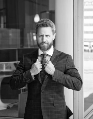 Ofis dışında iş adamı kılığına girmiş olgun sakallı CEO lideri, liderlik..