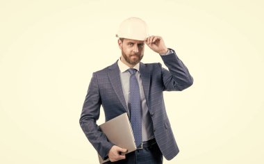 Mimar proje üzerinde çalışıyor. Hardhat Holding Bilgisayar 'ın baş mühendisi. Olgun CEO beyazda izole edildi. Güvenlik işi. Veri koruması. İnternet güvenliği. Dizüstü bilgisayarlı iş adamı.