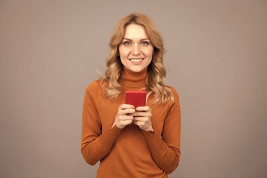 Mobil sohbet uygulaması ile başla. Akıllı telefondan mutlu kız sohbeti. Modern iletişim. SMS geldi. Anında mesajlaşma. Mesajlaşmaya devam et.