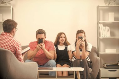 Annesi ve babası telefon bağımlısı çocuk psikolog problemleri çözüyor, psikiyatrist..