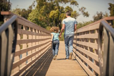 Mutlu baba ve oğul dışarıda eğleniyor. Aile değeri. Çocukluk ve ebeveynlik. Ebeveyn, küçük çocukla rahatlar. Baba ve çocuk yaz günü. Ebeveynlik ve babalık. Babalar günü. arka plan.