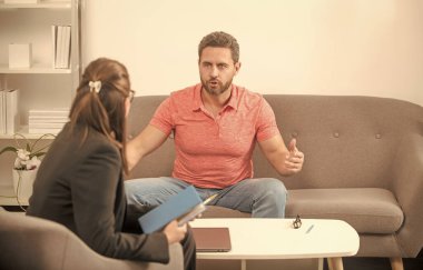 Psikoterapi. Sosyal hizmet görevlisiyle konuşan adam. insan portresi yapmak. Yaşam koçu. Ziyaretçi noter. Avukat sigortaya yardım ediyor. Depresyon ve yaş krizini tartışıyoruz. Psikolog seansındaki adam..