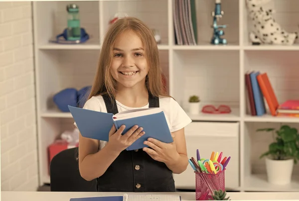 Étude Adolescente Leçon Pour Enfant Tenant Livre Écolière Tenir Cahier — Photo