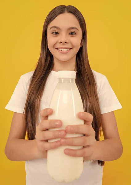 Neşeli Çocuğun Elindeki Süt Şişesi Çocuğun Elinde Süt Ürünleri Var — Stok fotoğraf