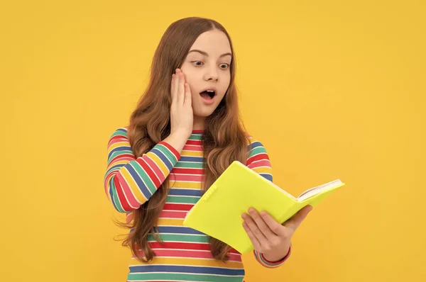 Meglepett Lány Gyermek Olvasni Iskolai Könyv Sárga Háttér Oktatás — Stock Fotó