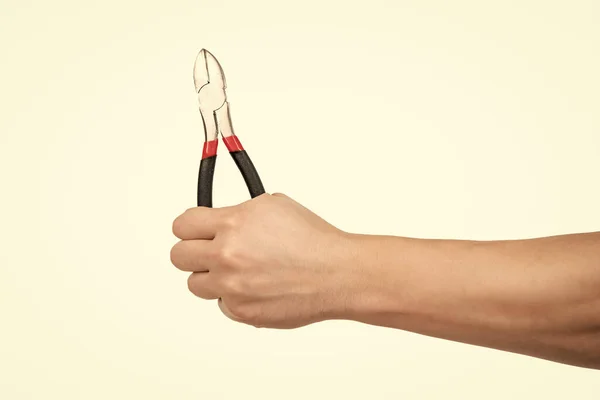 Hand Met Tang Reparatie Tool Geïsoleerd Wit Reparatie — Stockfoto