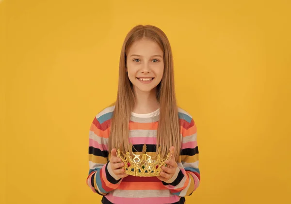 Positivo Adolescente Criança Segurar Rainha Coroa Fundo Amarelo — Fotografia de Stock