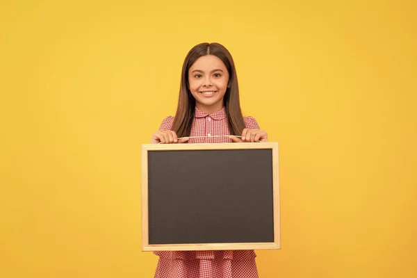 Venda Escola Feliz Adolescente Menina Segurar Quadro Negro Publicidade Infantil — Fotografia de Stock