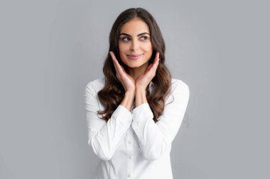 Düşünen genç bir kadının portresi, boş bir boşluğa bakıyor. Stüdyoda başka yöne bakan düşünceli ciddi bir model. Seçimlerin sorunları çözeceğini düşünen bir kız. Olumlu düşün.