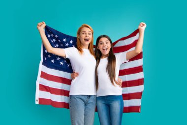 Amerikan bayrağı taşıyan anne ve kız çocuğu. ABD 4 Temmuz 'u kutluyor. Bağımsızlık Günü. Vatansever Amerikan bayramı konsepti