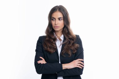 Düşünen genç bir kadının portresi, boş bir boşluğa bakıyor. Stüdyoda başka yöne bakan düşünceli ciddi bir model. Kız seçiminin sorunları çözeceğini düşündü.