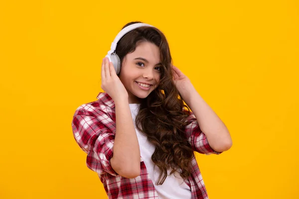 Adolescente Dans Des Écouteurs Sans Fil Modernes Profitant Musique Chanson — Photo