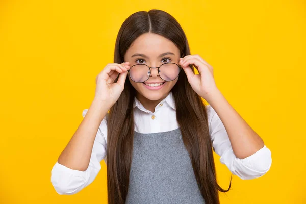 Cara Menina Feliz Emoções Positivas Sorridentes Oftalmologista Tenta Óculos Menina — Fotografia de Stock