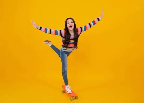Adolescente Anos Com Skate Sobre Fundo Estúdio Adolescente Moderno Fresco — Fotografia de Stock