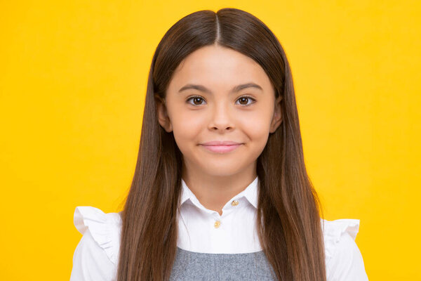Счастливое женское лицо, позитивные и улыбающиеся эмоции. Крупный план портрета красивой девочки-подростка. Латиноамериканский или латиноамериканский подросток, изолированный на желтом фоне.