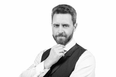 Gülümseyen, sakallı, beyaz arka planda soyutlanmış zarif bir adam..