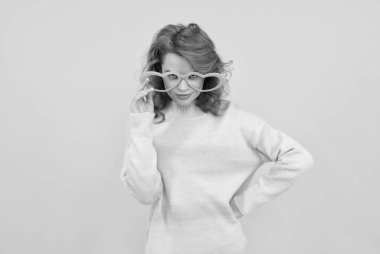 Güzel görünüş. Güzelliğin portresi. Neşeli bayan. Parti gözlüklü gülen kızıl saçlı kadın. Sadece eğleniyorum. Komik kız büyük gözlük takıyor. Doğum günü partisi. Pozitif ol. pozitif duygular.