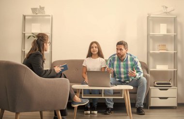 Endişeli baba çocuk psikoloğu ve terapistle konuşuyor..
